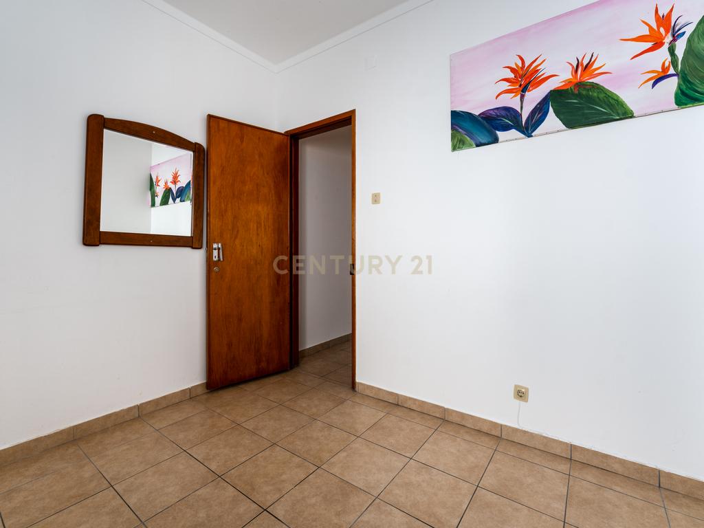 APARTAMENTO T3 TRANSFORMADO EM T2 - CENTRO DE PENICHE ! - Image 15