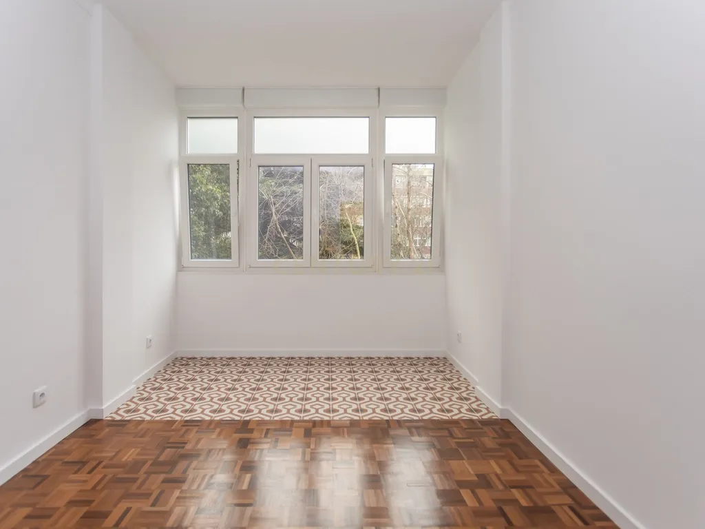T3 transformado em T2 Remodelado com Elegância no Coração de Montalvão, Setúbal - Image 26