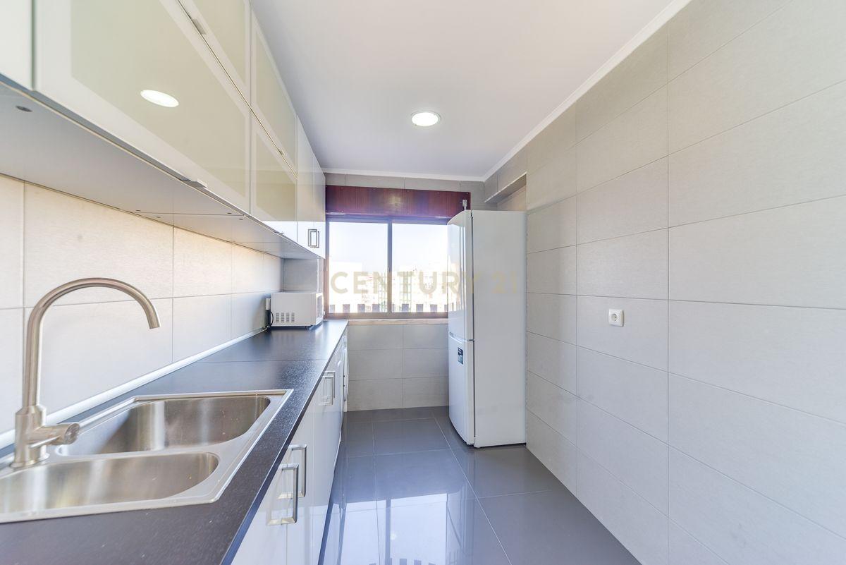 Fotografia 12 de Apartamento T2 com 75 m², situado numa zona central e muito procurada do Cacém
