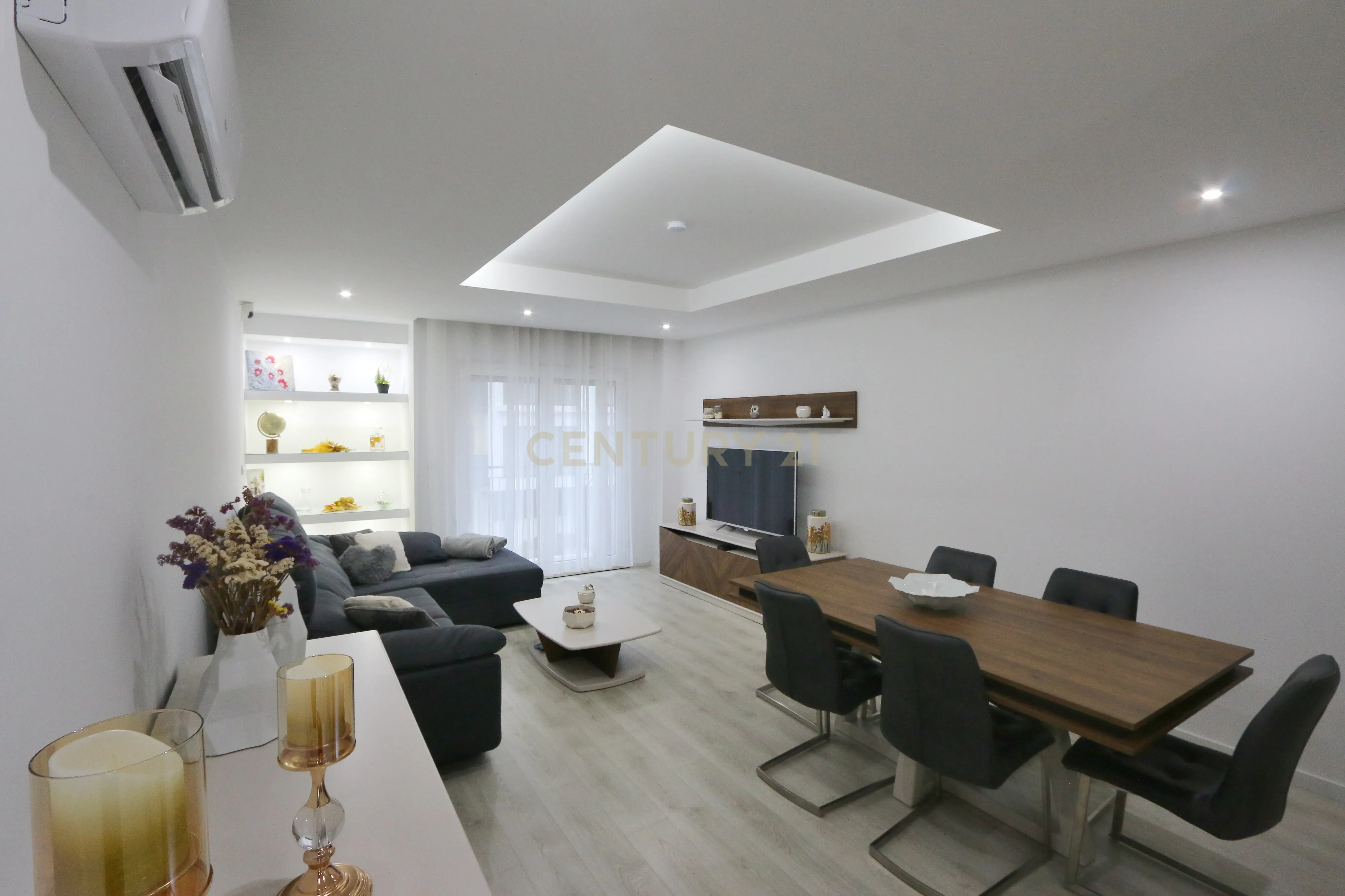 Excelente 4 assoalhadas Urbanização da Atalaia com box 2 viaturas e arrecadação. - Image 1
