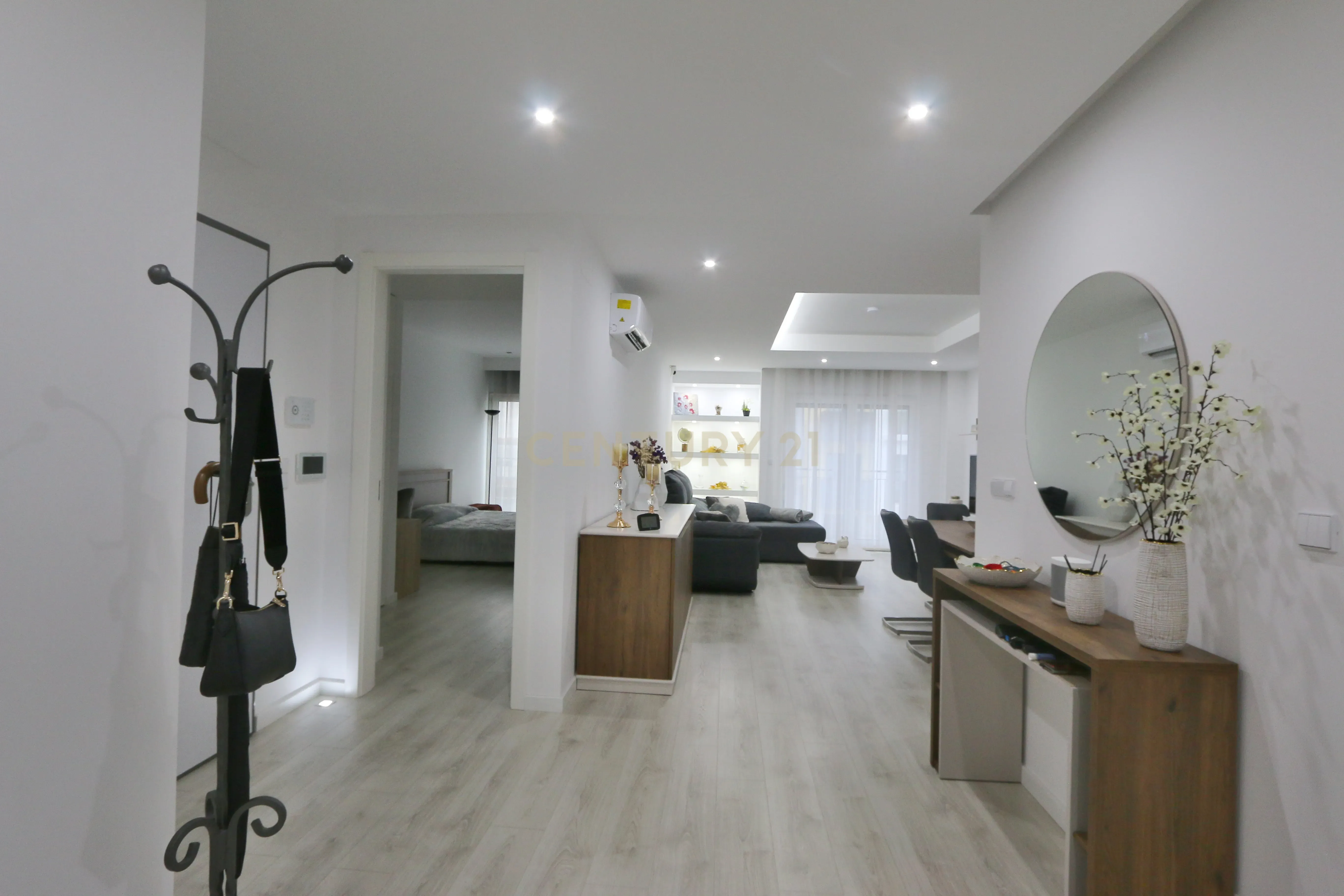 Excelente 4 assoalhadas Urbanização da Atalaia com box 2 viaturas e arrecadação. - Image 3