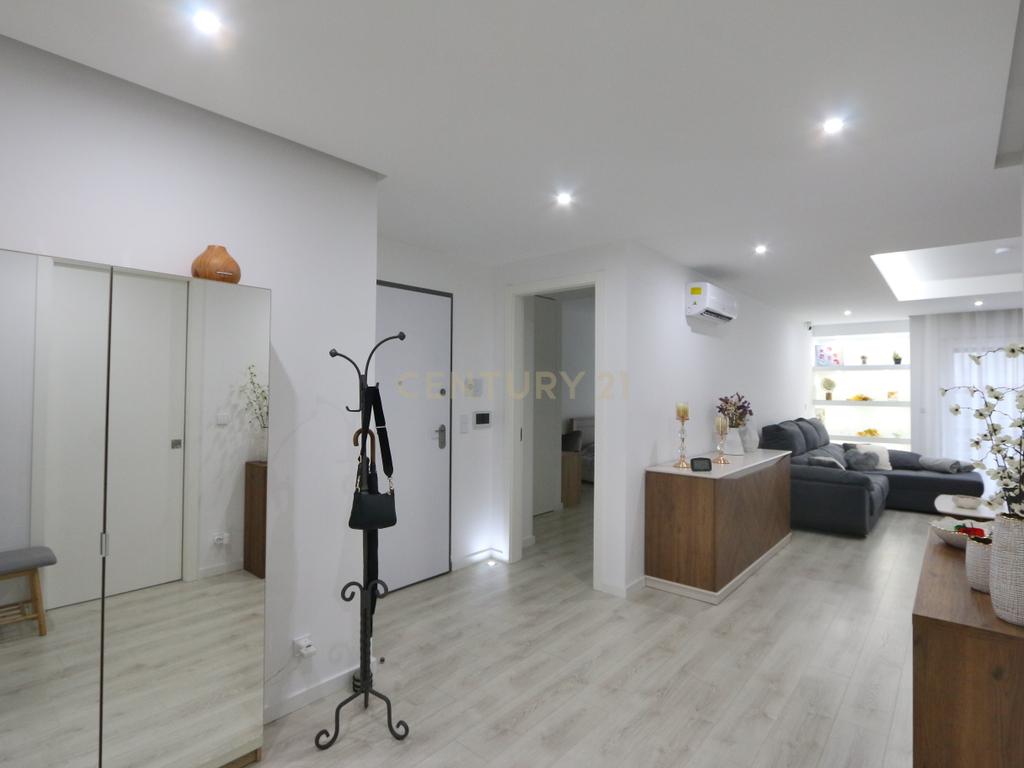 Excelente 4 assoalhadas Urbanização da Atalaia com box 2 viaturas e arrecadação. - Image 8