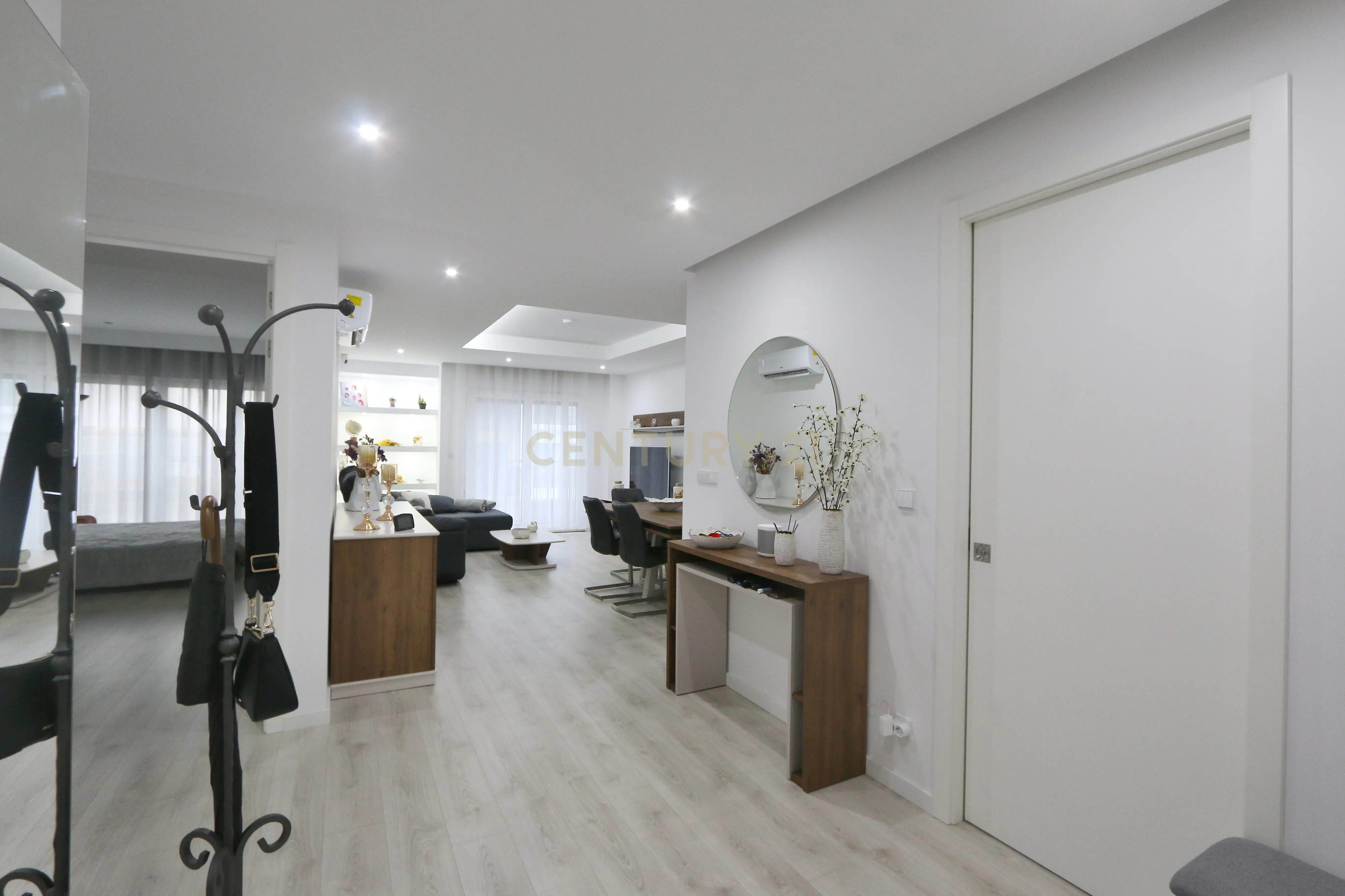 Excelente 4 assoalhadas Urbanização da Atalaia com box 2 viaturas e arrecadação. - Image 4