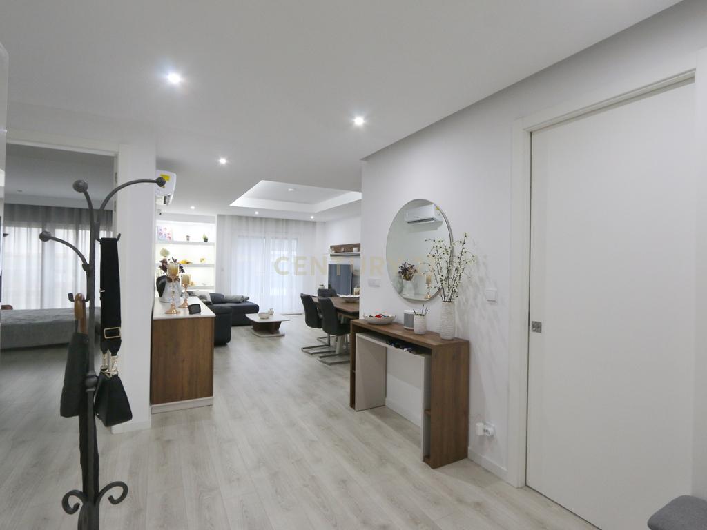 Excelente 4 assoalhadas Urbanização da Atalaia com box 2 viaturas e arrecadação. - Image 4