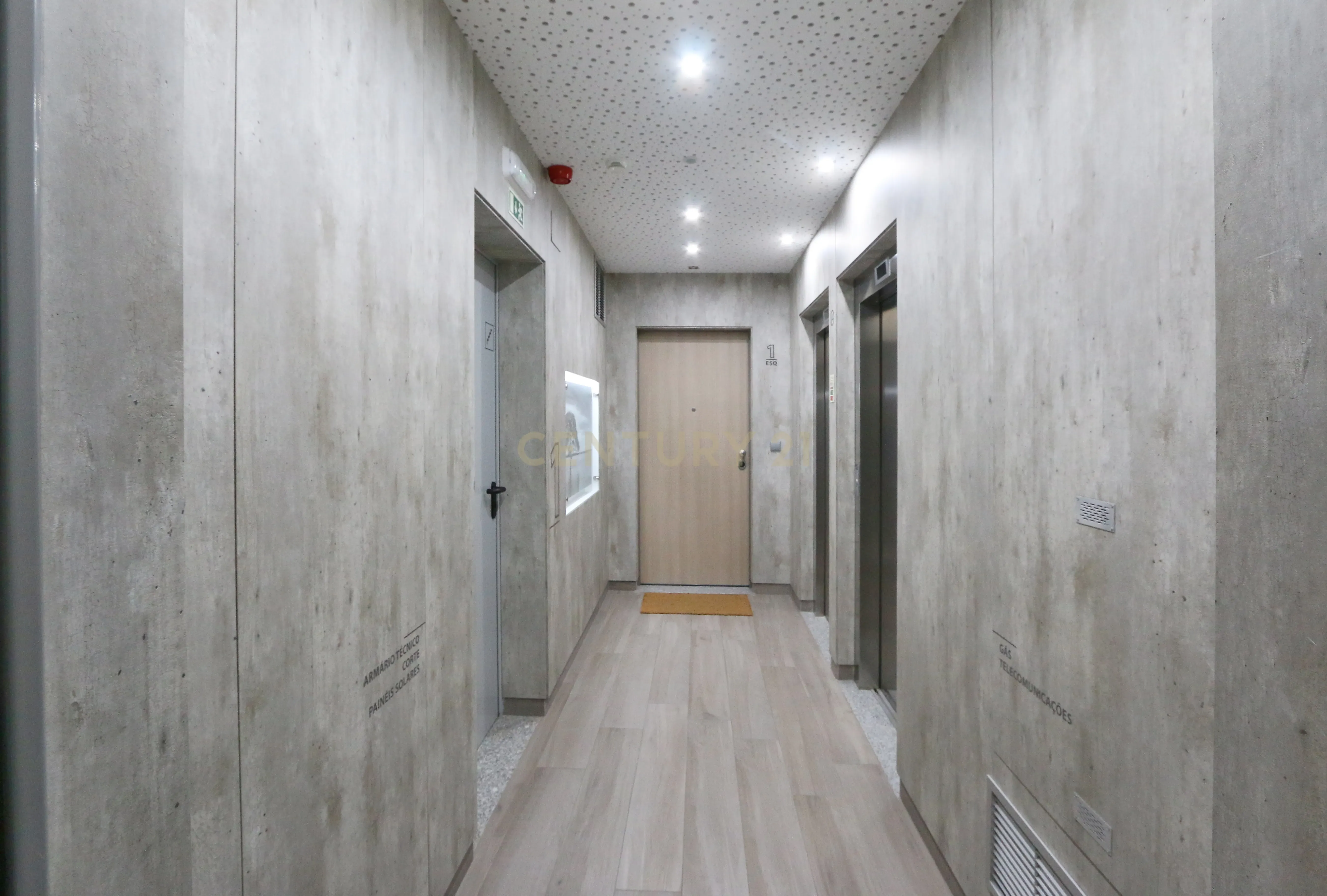 Excelente 4 assoalhadas Urbanização da Atalaia com box 2 viaturas e arrecadação. - Image 22