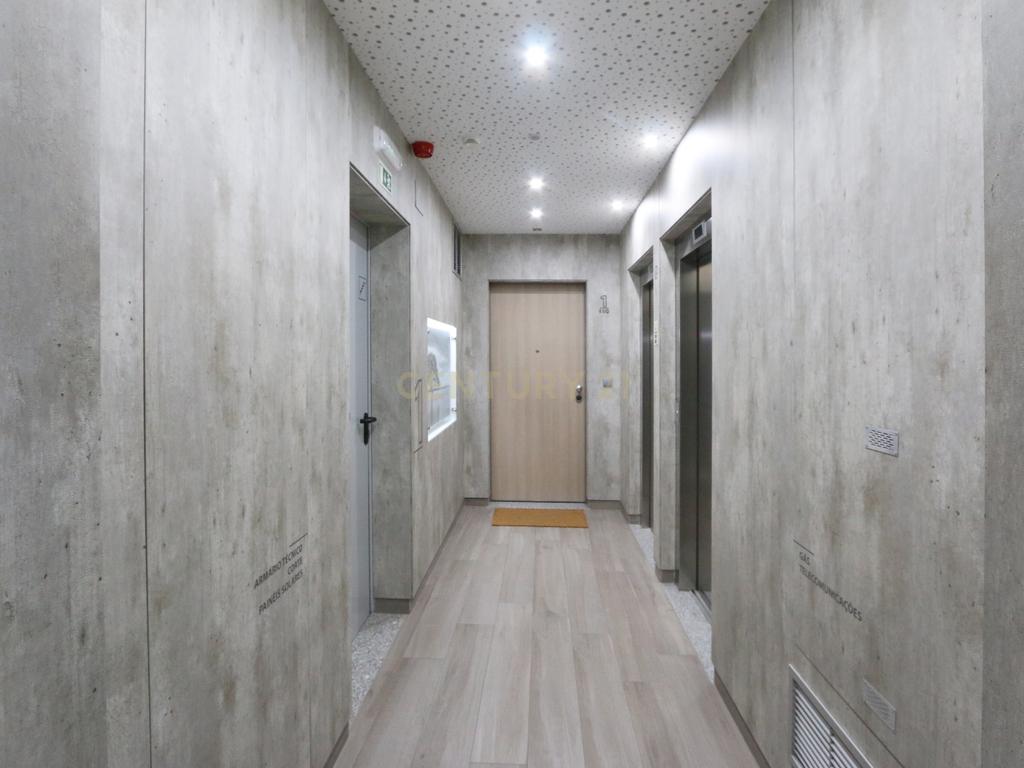 Excelente 4 assoalhadas Urbanização da Atalaia com box 2 viaturas e arrecadação. - Image 22