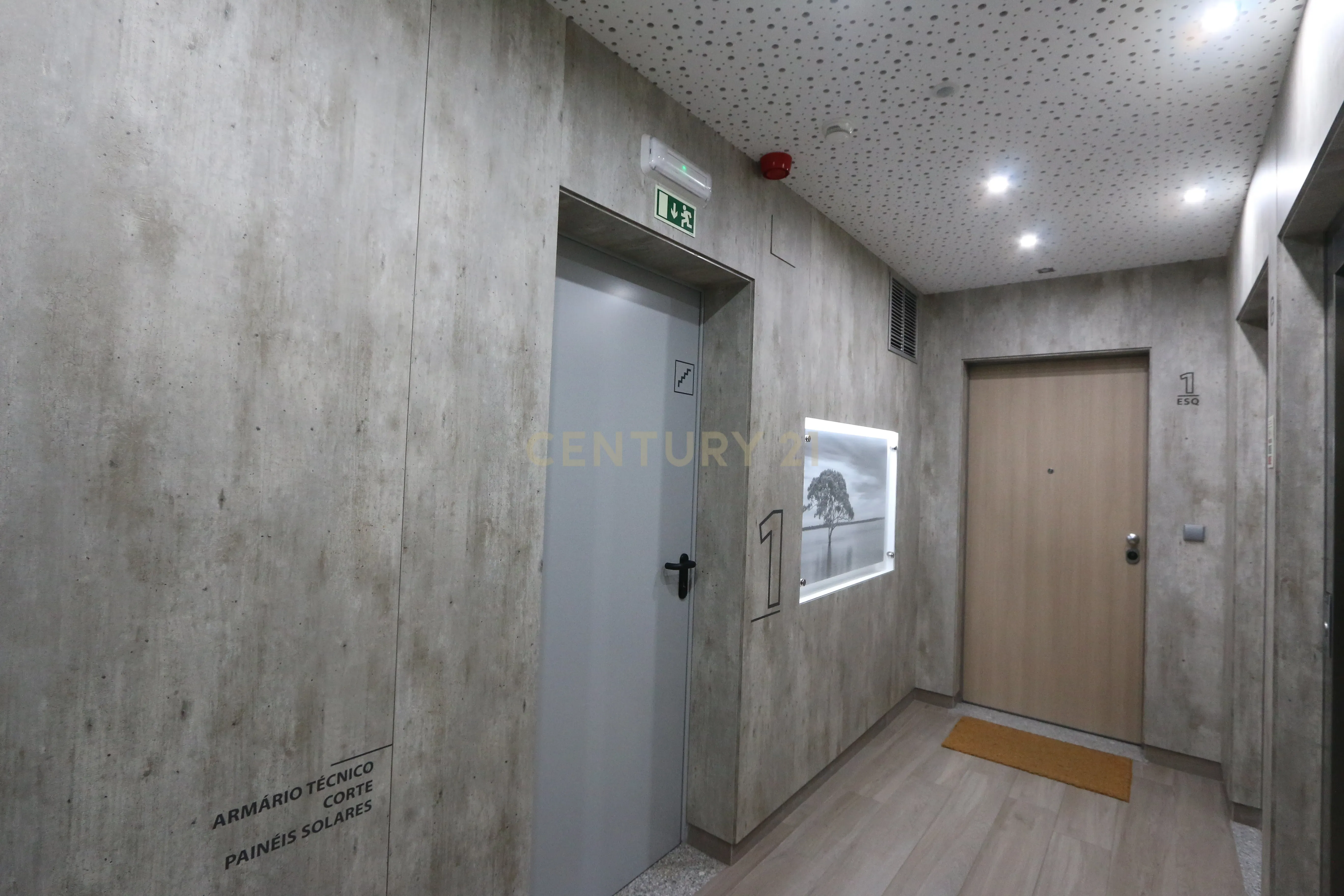 Excelente 4 assoalhadas Urbanização da Atalaia com box 2 viaturas e arrecadação. - Image 21