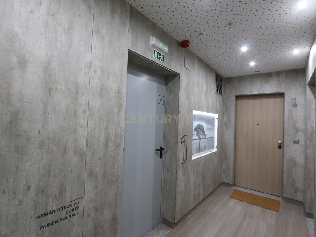 Excelente 4 assoalhadas Urbanização da Atalaia com box 2 viaturas e arrecadação. - Image 21