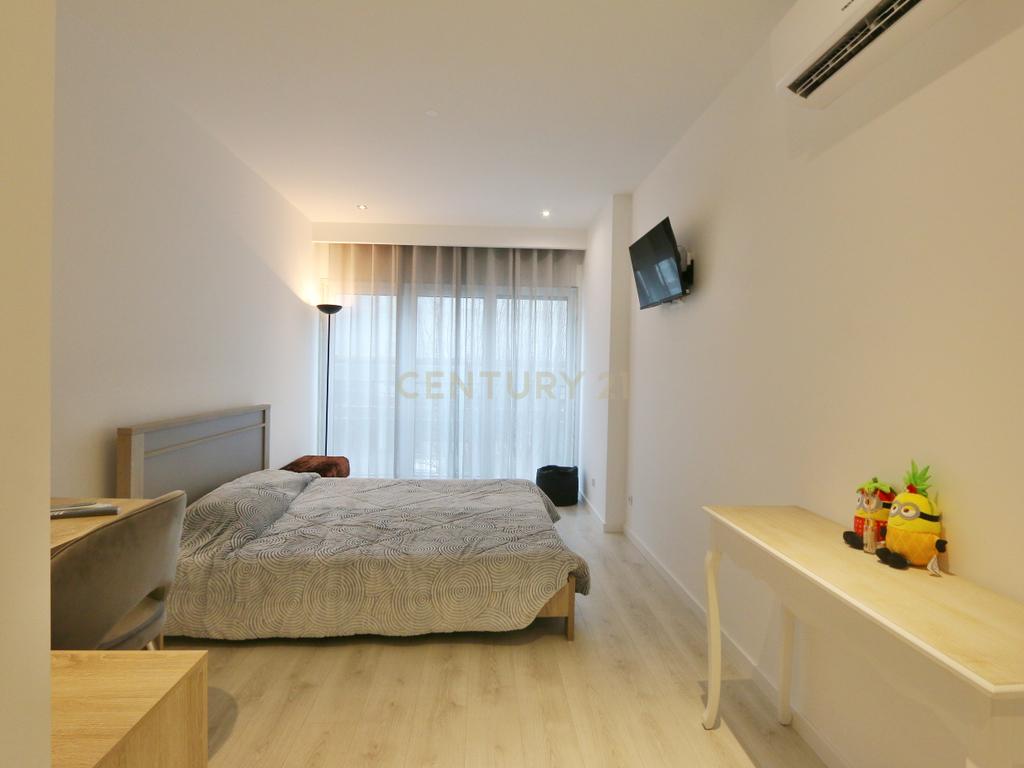 Excelente 4 assoalhadas Urbanização da Atalaia com box 2 viaturas e arrecadação. - Image 15