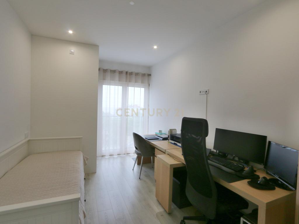 Excelente 4 assoalhadas Urbanização da Atalaia com box 2 viaturas e arrecadação. - Image 18