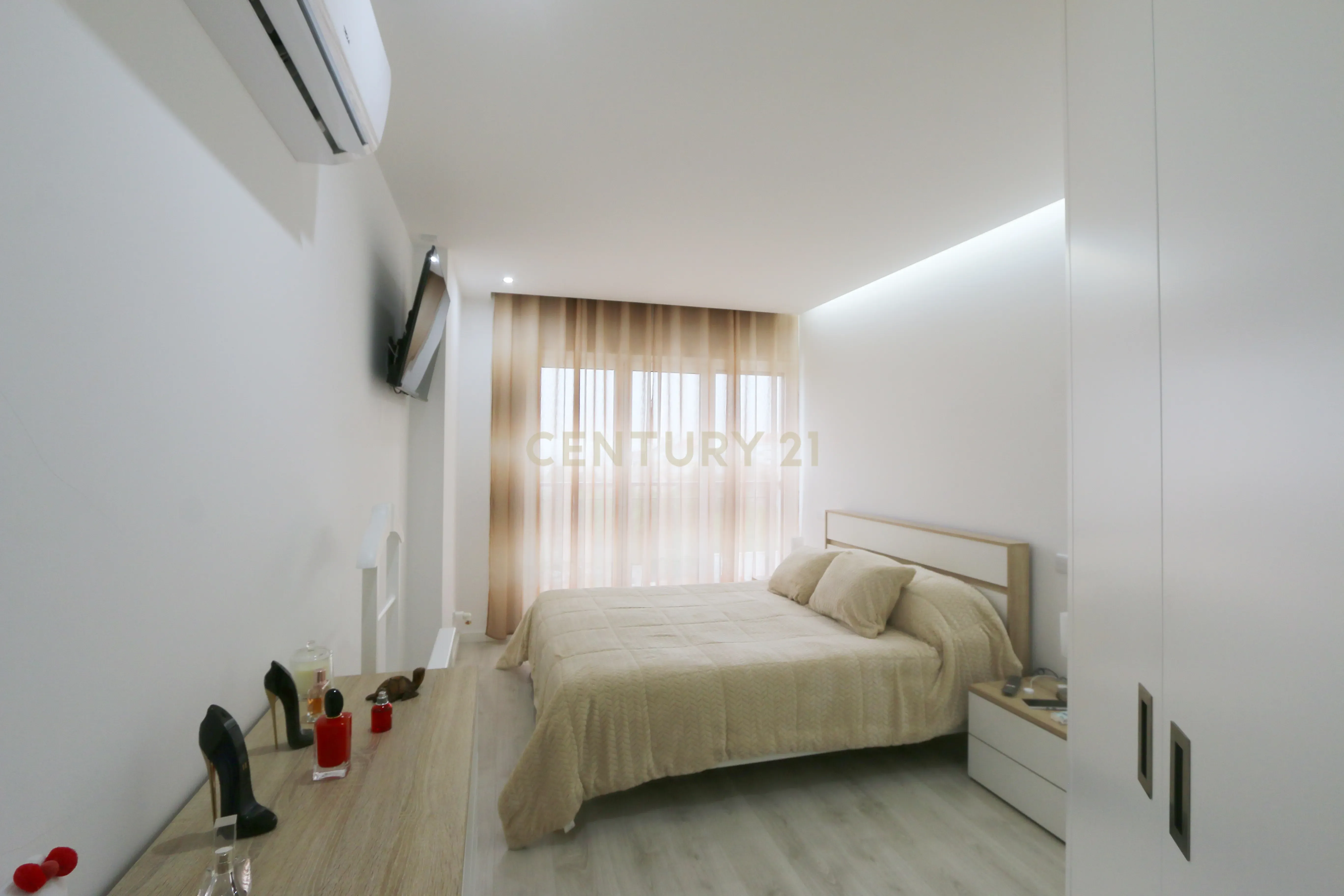 Excelente 4 assoalhadas Urbanização da Atalaia com box 2 viaturas e arrecadação. - Image 13