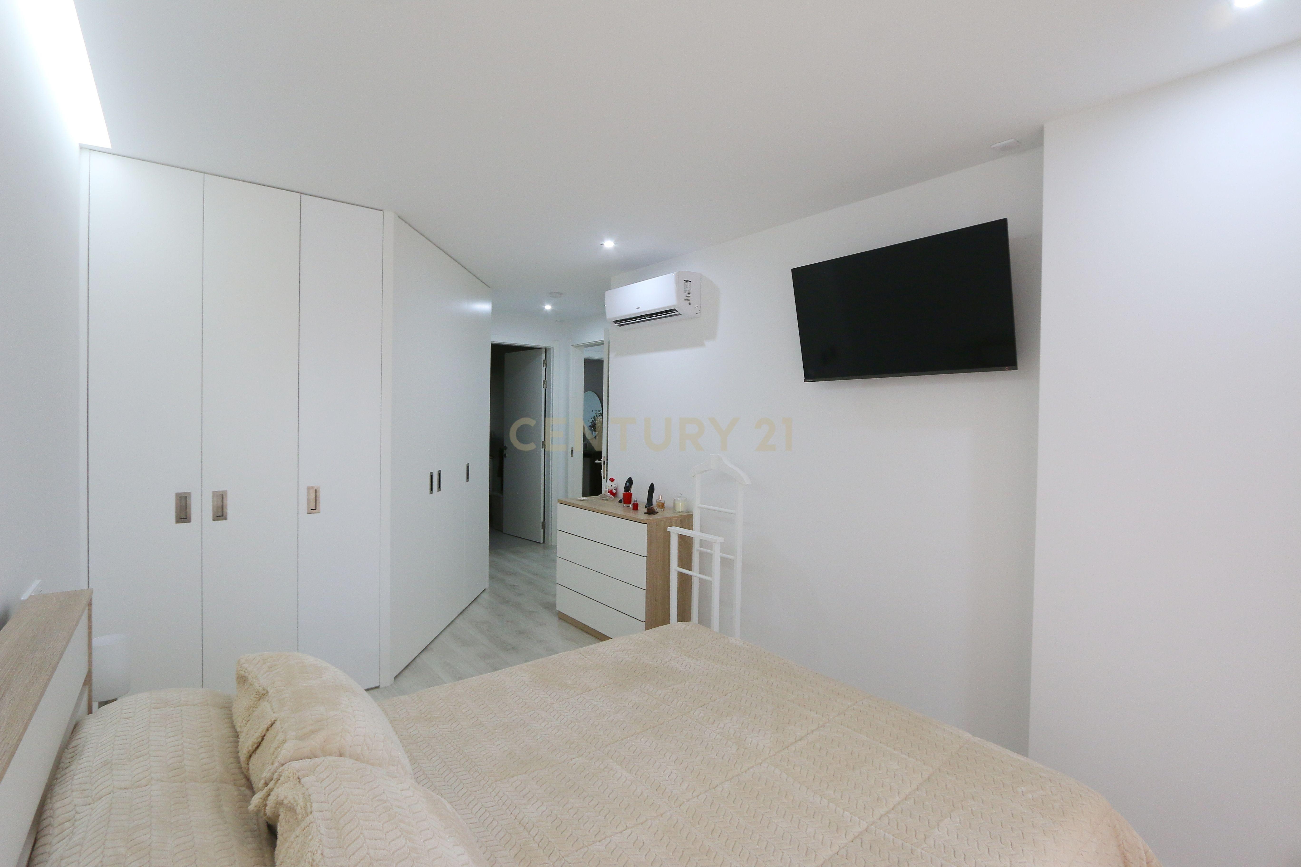 Excelente 4 assoalhadas Urbanização da Atalaia com box 2 viaturas e arrecadação. - Image 11