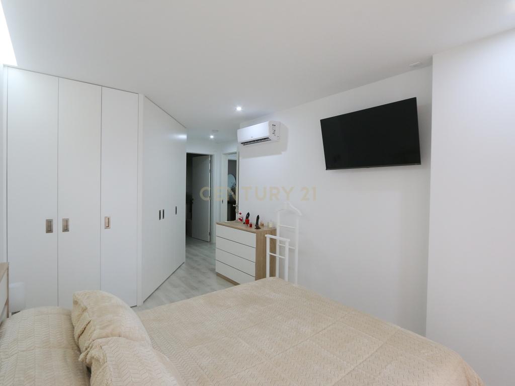 Excelente 4 assoalhadas Urbanização da Atalaia com box 2 viaturas e arrecadação. - Image 11