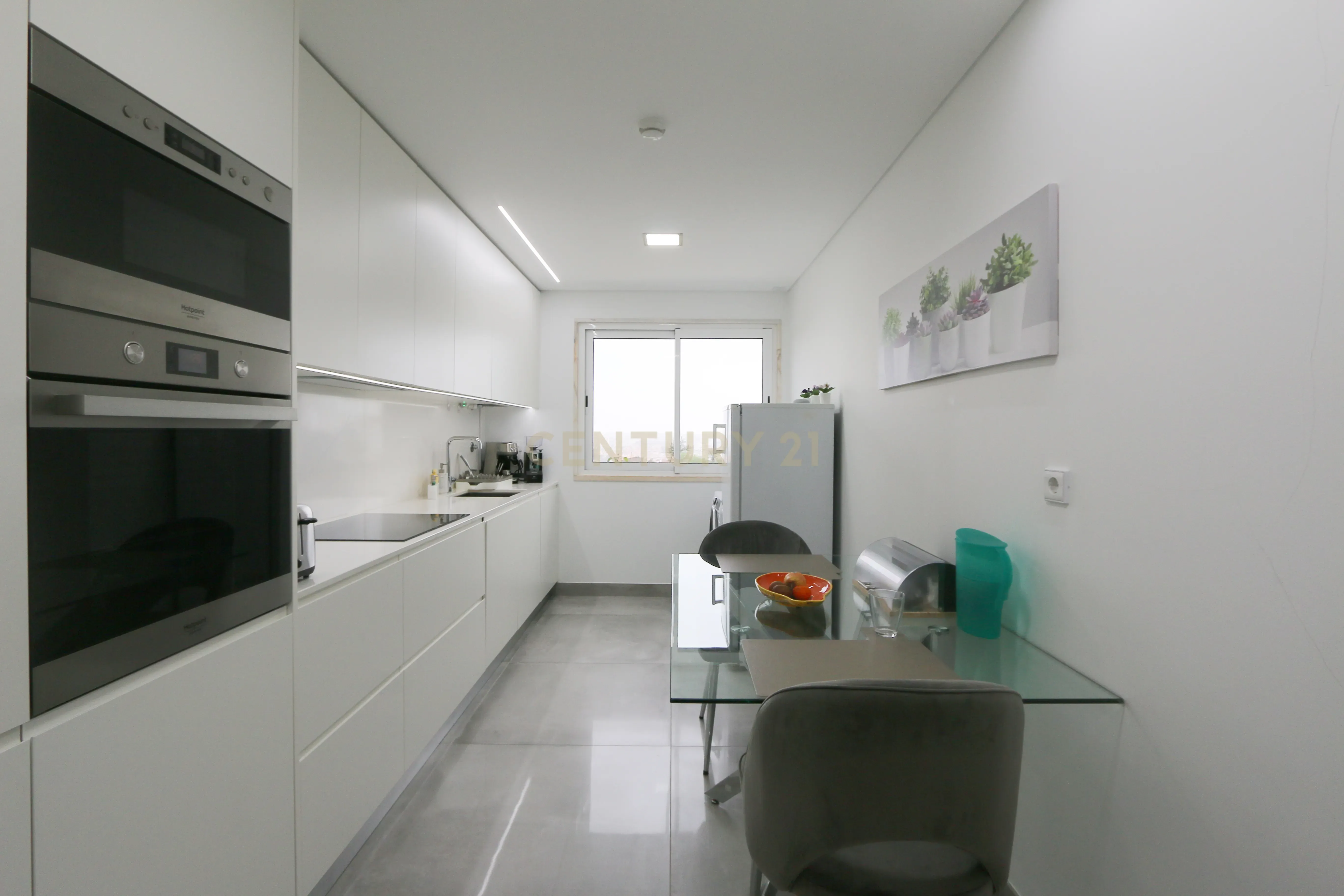 Excelente 4 assoalhadas Urbanização da Atalaia com box 2 viaturas e arrecadação. - Image 7