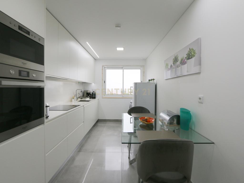 Excelente 4 assoalhadas Urbanização da Atalaia com box 2 viaturas e arrecadação. - Image 7