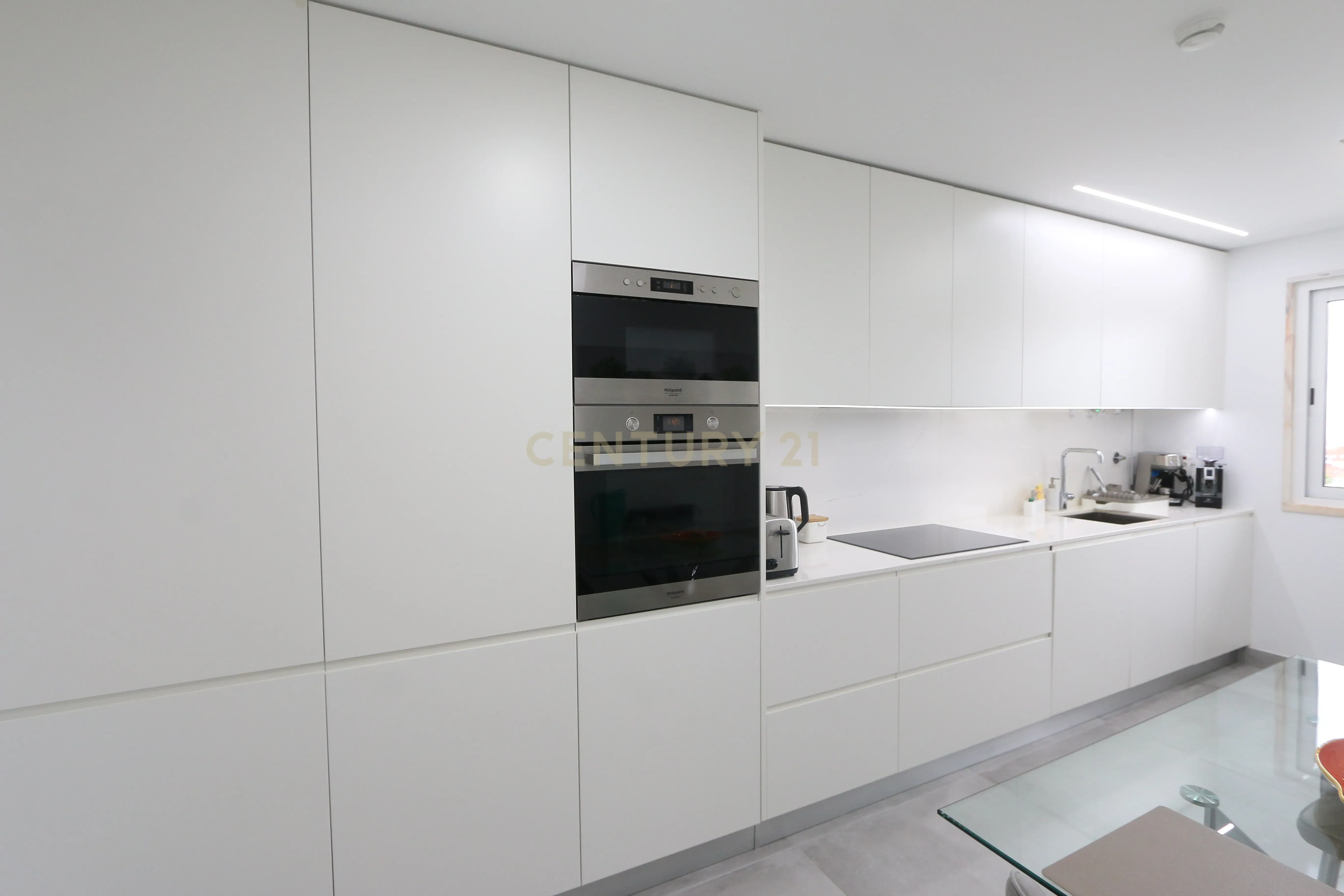 Excelente 4 assoalhadas Urbanização da Atalaia com box 2 viaturas e arrecadação. - Image 5