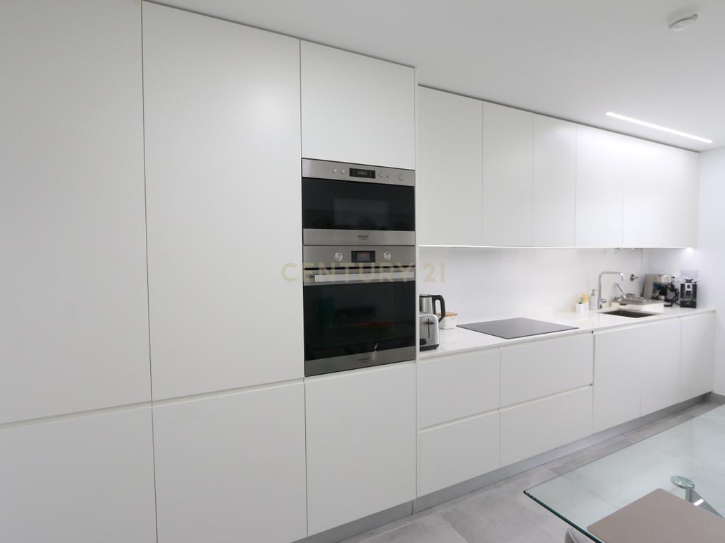 Excelente 4 assoalhadas Urbanização da Atalaia com box 2 viaturas e arrecadação. - Image 5