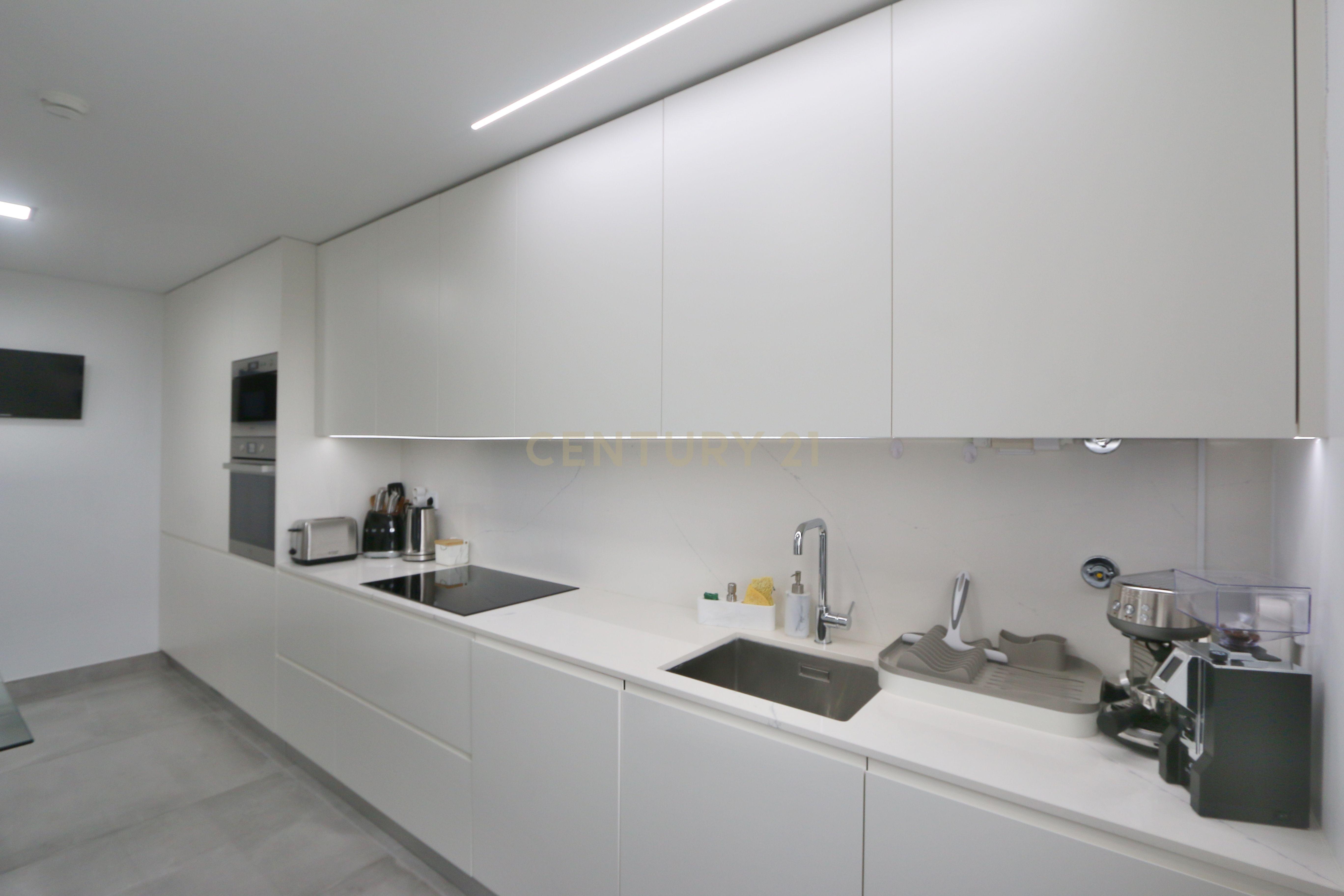 Excelente 4 assoalhadas Urbanização da Atalaia com box 2 viaturas e arrecadação. - Image 6