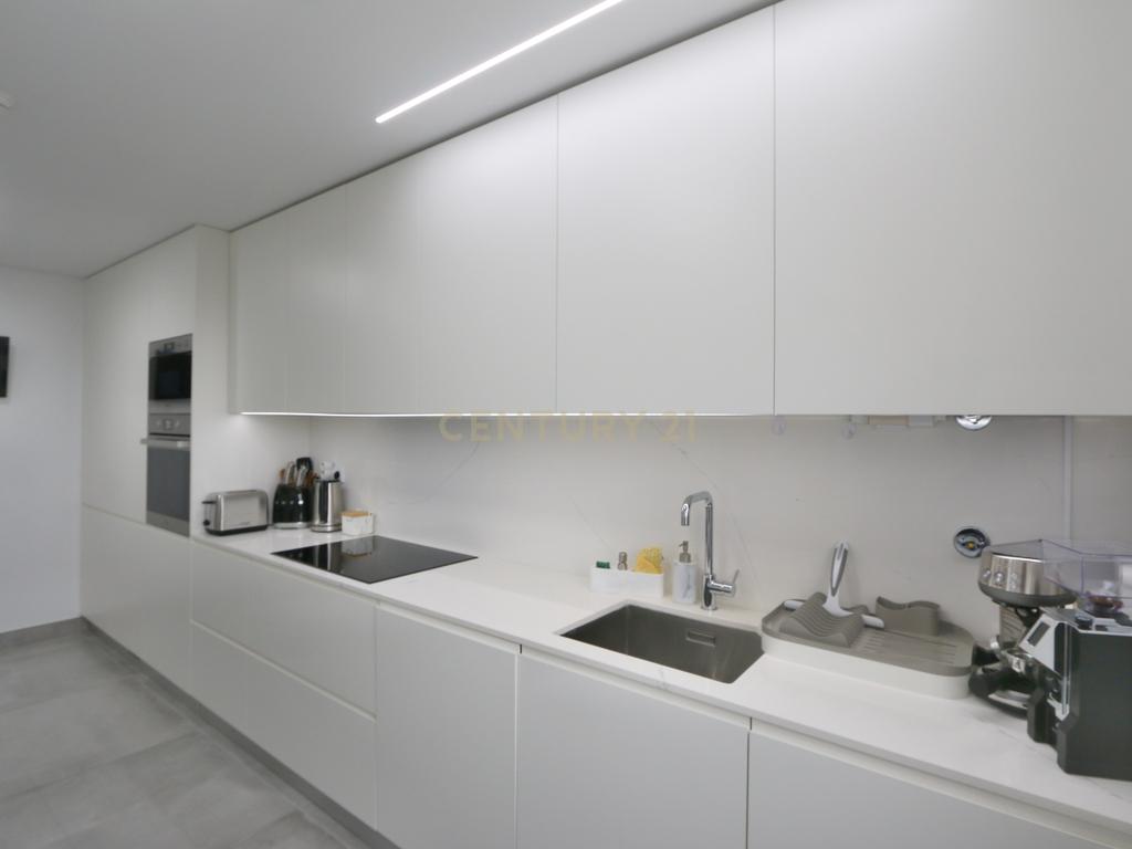 Excelente 4 assoalhadas Urbanização da Atalaia com box 2 viaturas e arrecadação. - Image 6