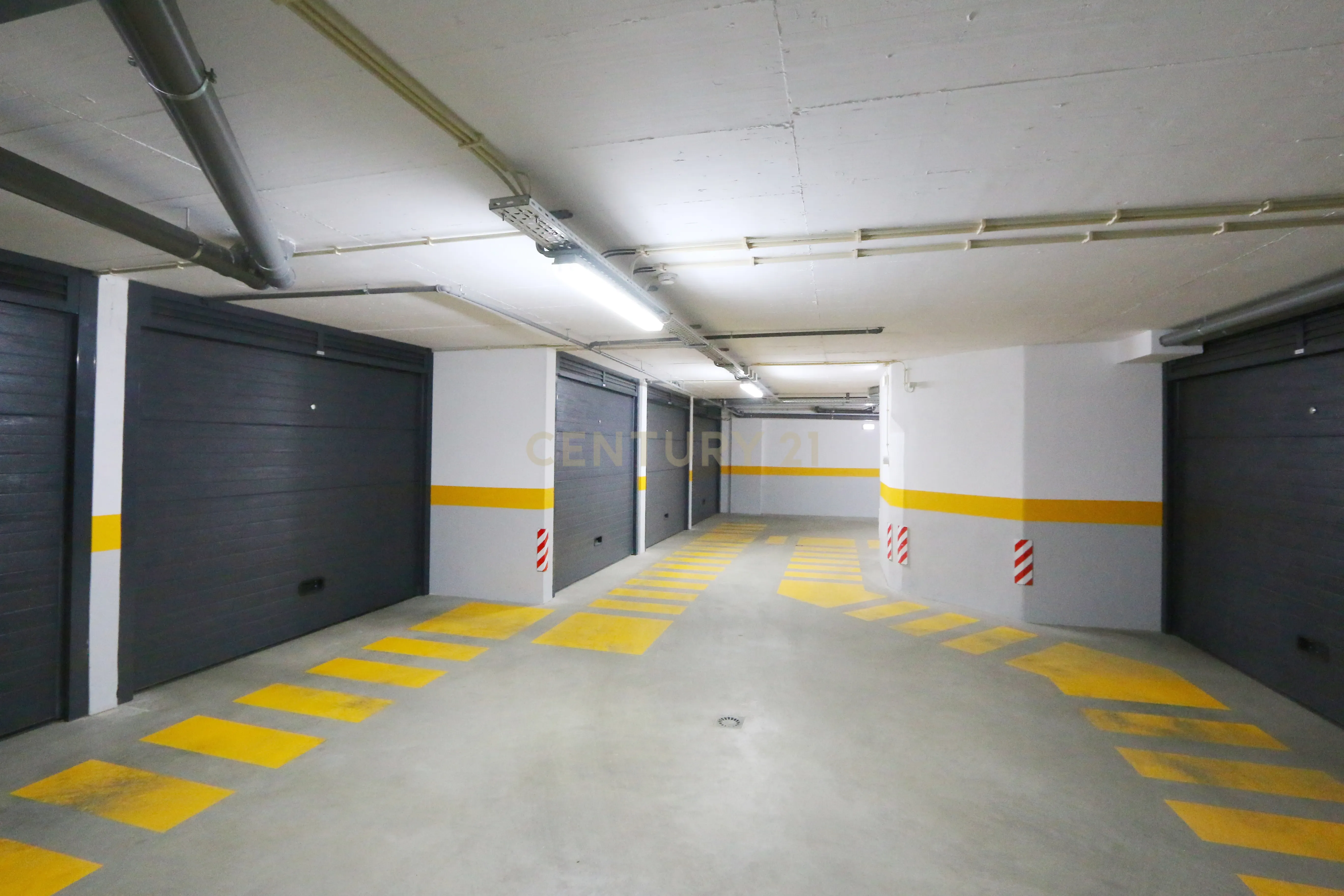 Excelente 4 assoalhadas Urbanização da Atalaia com box 2 viaturas e arrecadação. - Image 19
