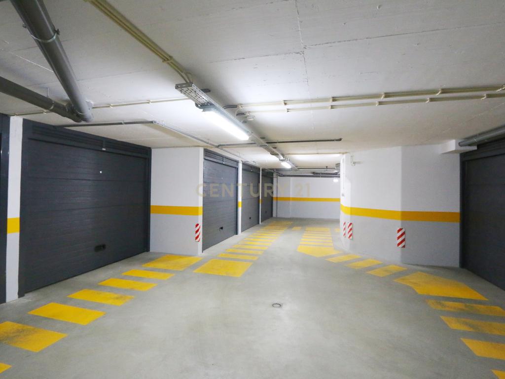 Excelente 4 assoalhadas Urbanização da Atalaia com box 2 viaturas e arrecadação. - Image 19