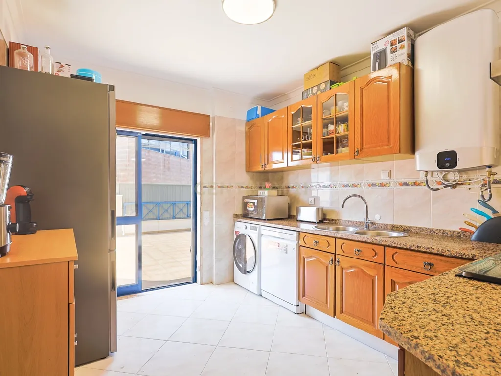 Apartamento T2 nas Quintinhas, Charneca de Caparica, com Terraço e Garagem - Image 13