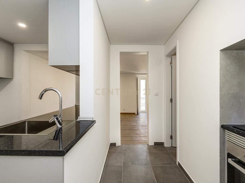 Apartamento T1+1 totalmente remodelado, próximo da Assembleia da República - Image 1