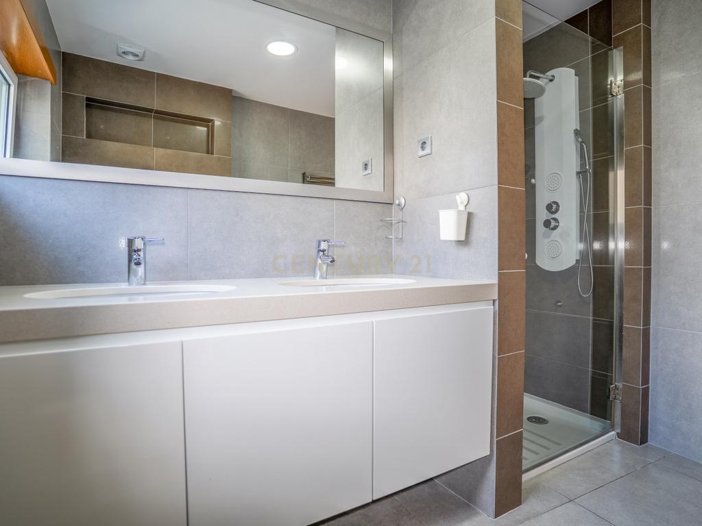 Apartamento T4 Premium com Terraço na Avenida da Independência - Image 49
