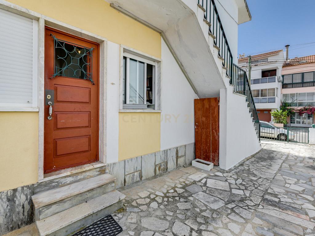 Moradia bifamiliar T4+1 em Pinheiro de Loures, com vistas desafogadas, jardim, pátio, varanda e terraço - Image 22