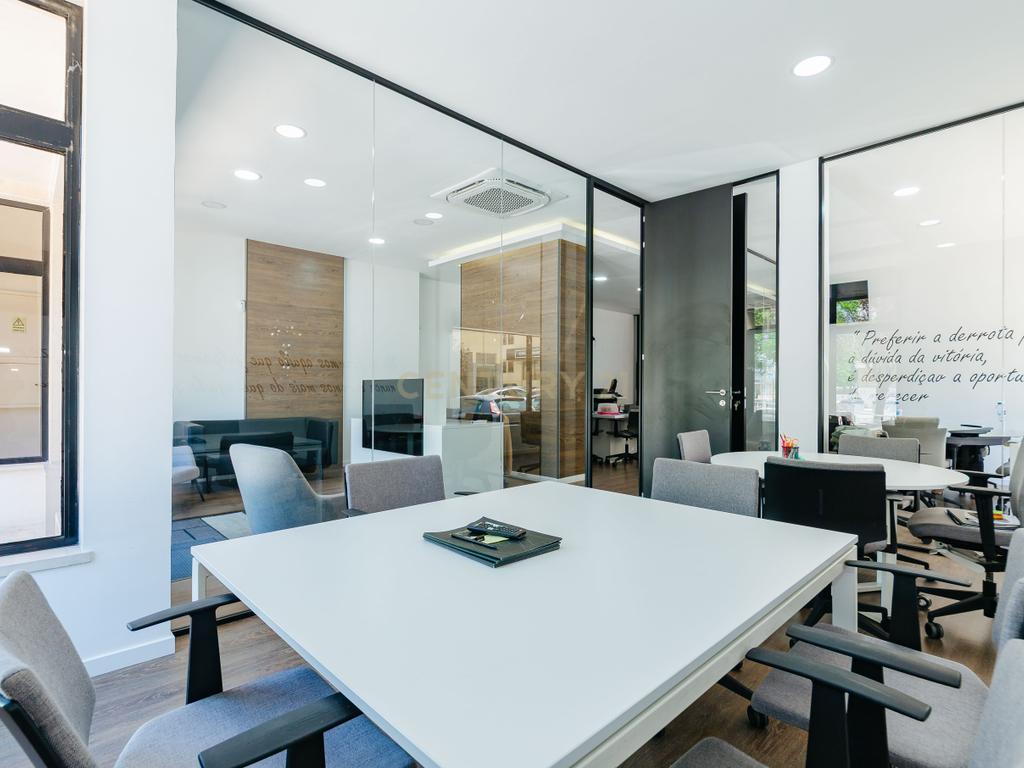 Loja com duas frentes em Sacavém, Loures - 120m² - Image 7