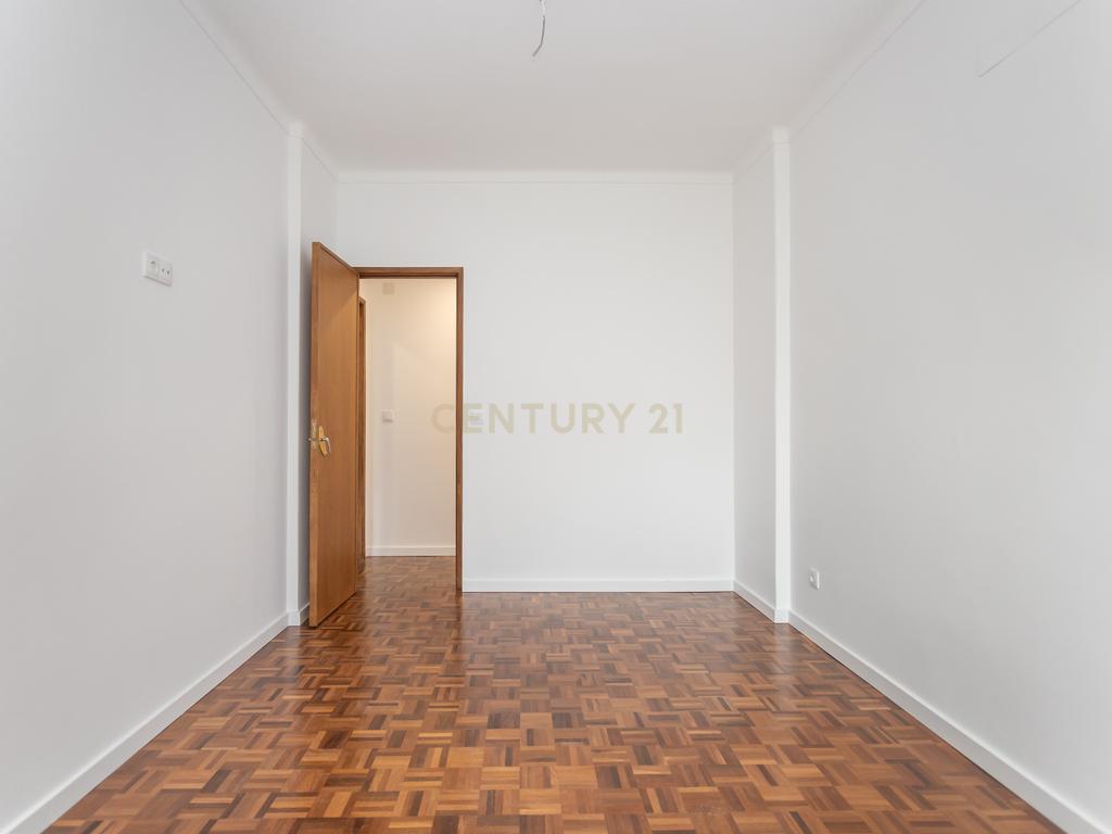 T3 transformado em T2 Remodelado com Elegância no Coração de Montalvão, Setúbal - Image 27
