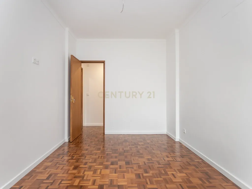 T3 transformado em T2 Remodelado com Elegância no Coração de Montalvão, Setúbal - Image 27