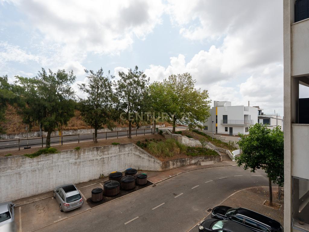 Apartamento de tipologia T3, com 2 varandas, 2 WC e box para 4 viaturas, situado no Jardim da Amoreira - Ramada em Odivelas. - Image 39