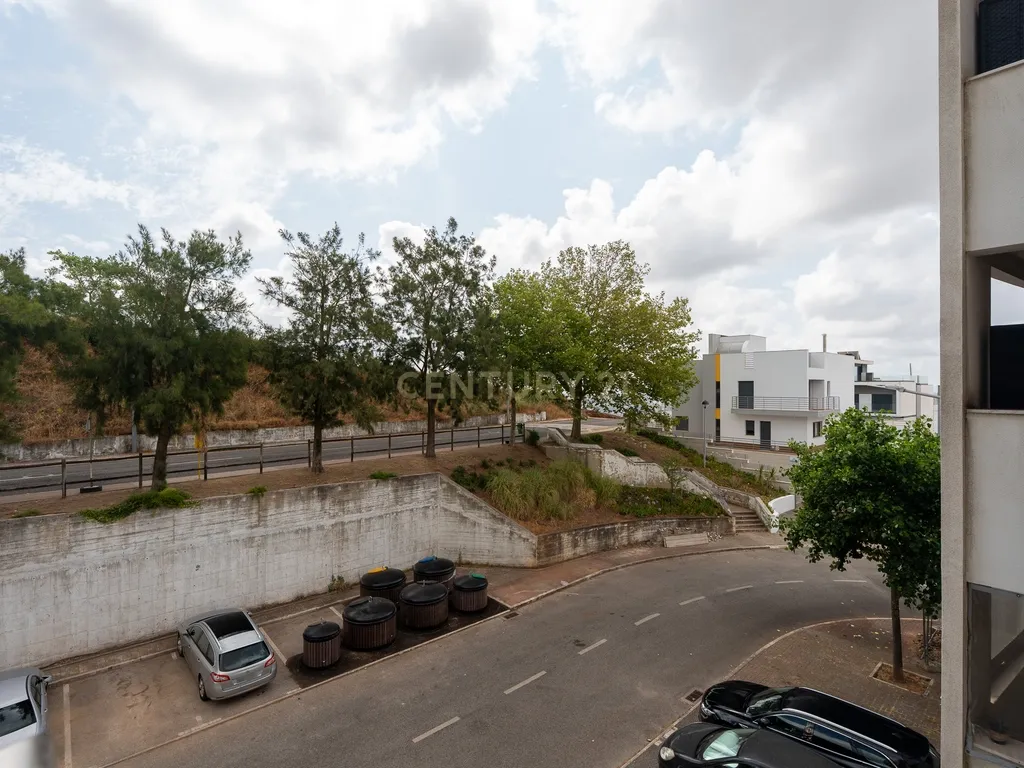 Apartamento de tipologia T3, com 2 varandas, 2 WC e box para 4 viaturas, situado no Jardim da Amoreira - Ramada em Odivelas. - Image 39
