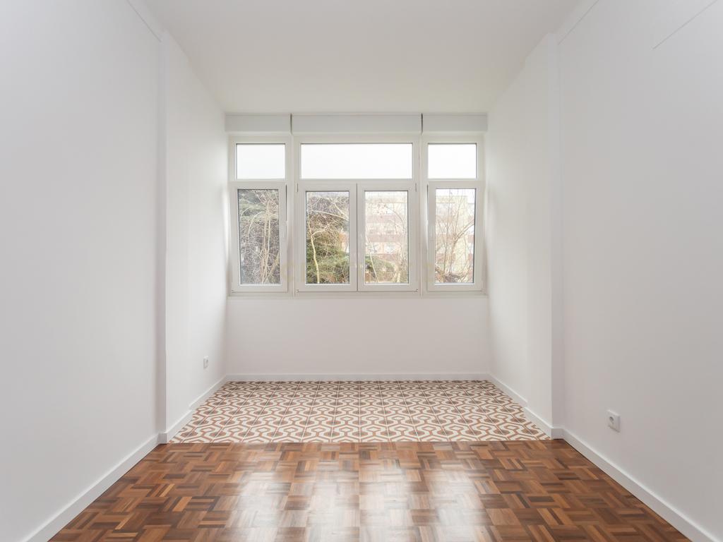 T3 transformado em T2 Remodelado com Elegância no Coração de Montalvão, Setúbal - Image 28