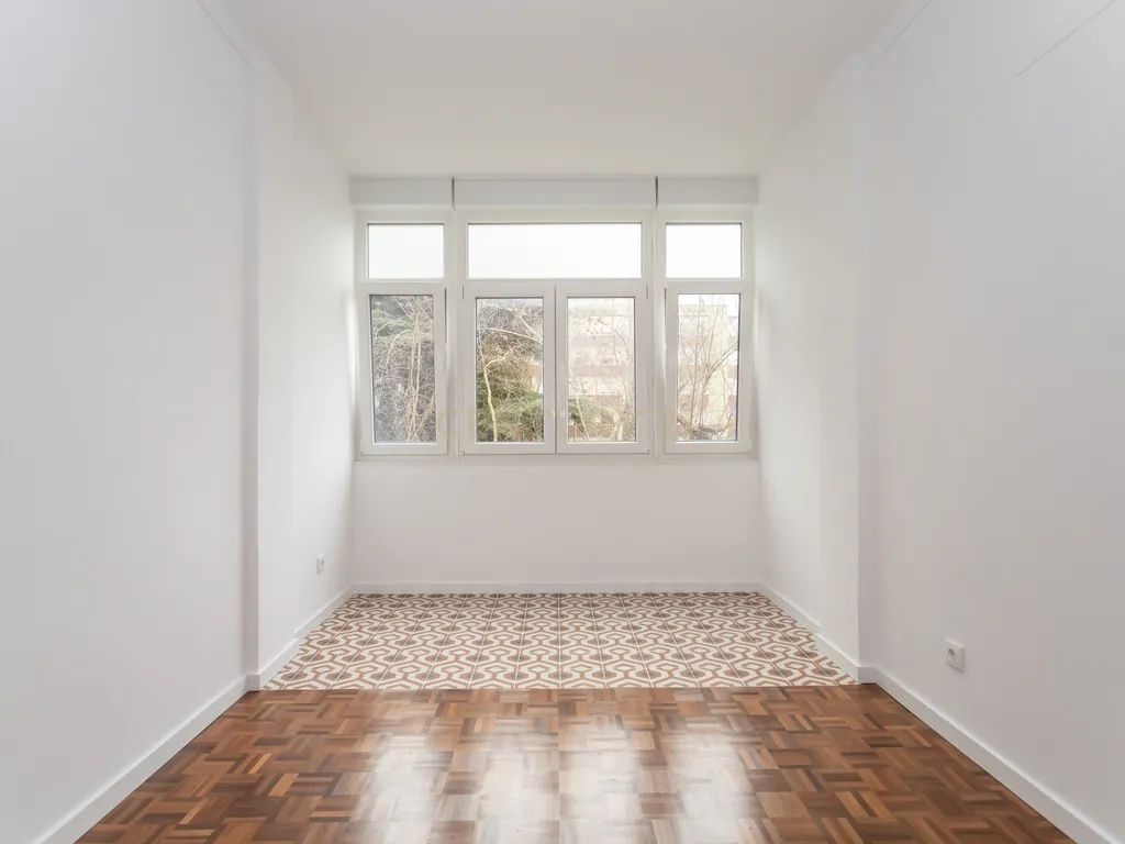T3 transformado em T2 Remodelado com Elegância no Coração de Montalvão, Setúbal - Image 28