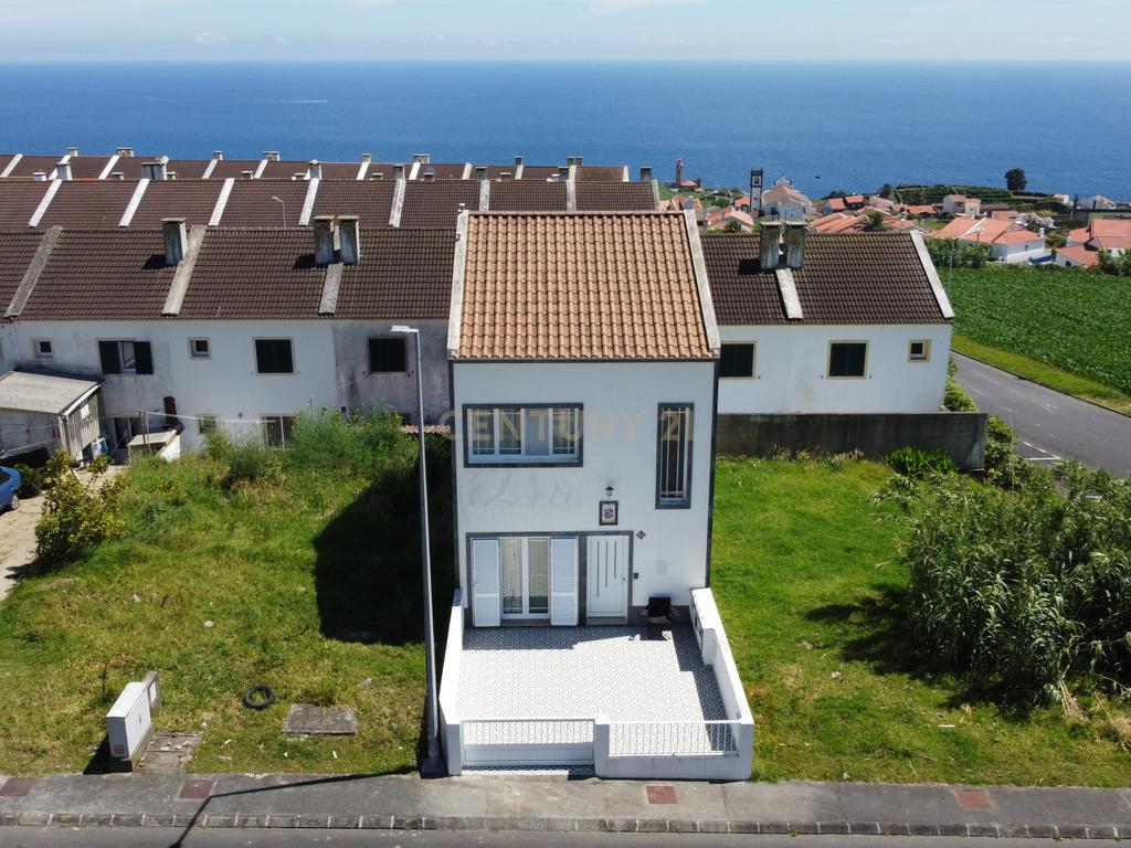  Moradia Prática e Luminosidade Natural em Ponta Garça – Um Refúgio Tranquilo na Ilha de São Miguel - Image 21