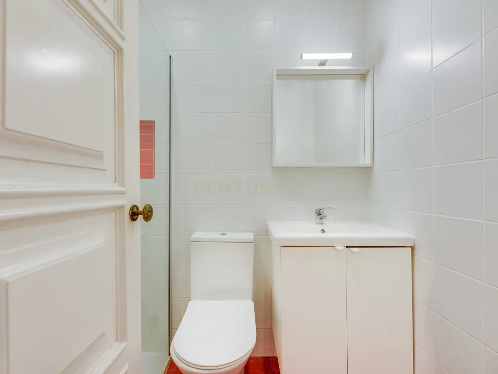 Apartamento T4 para Remodelação no Coração dos Olivais, com Vista Fantástica - Image 9