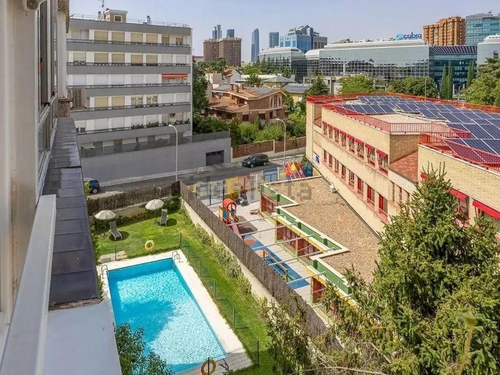 EXCLUSIVO APARTAMENTO EM URBANIZAÇÃO COM JARDIM E PISCINA - Image 1