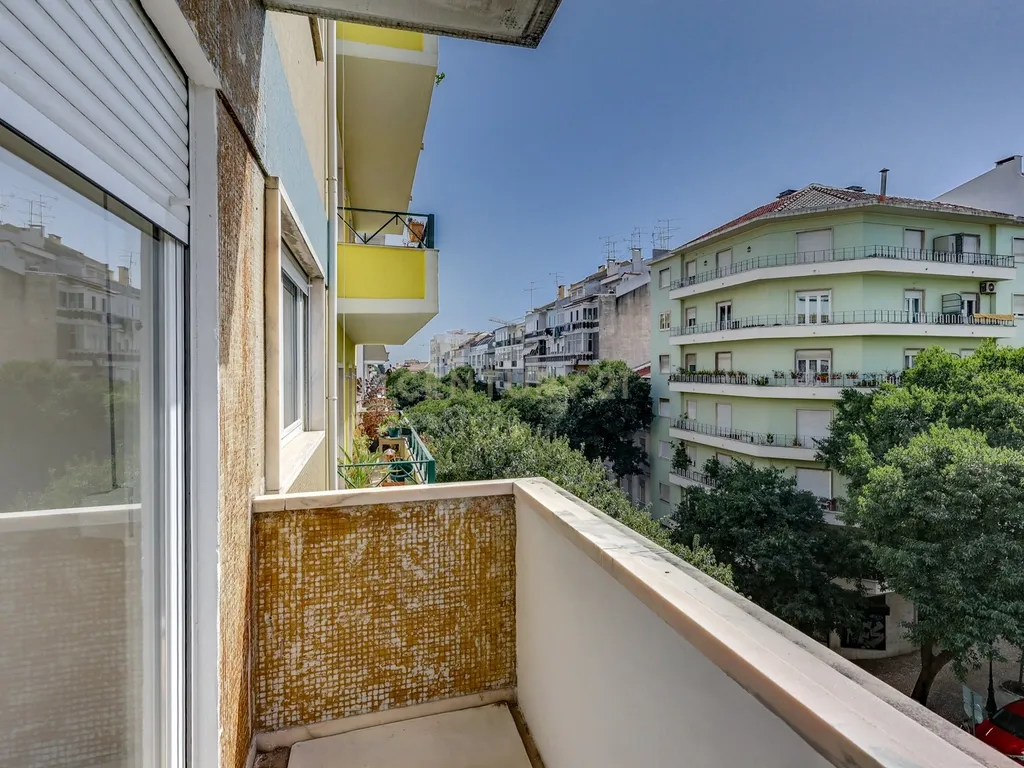 Apartamento T2 luminoso e totalmente remodelado - Rua Passos Manuel - Image 12
