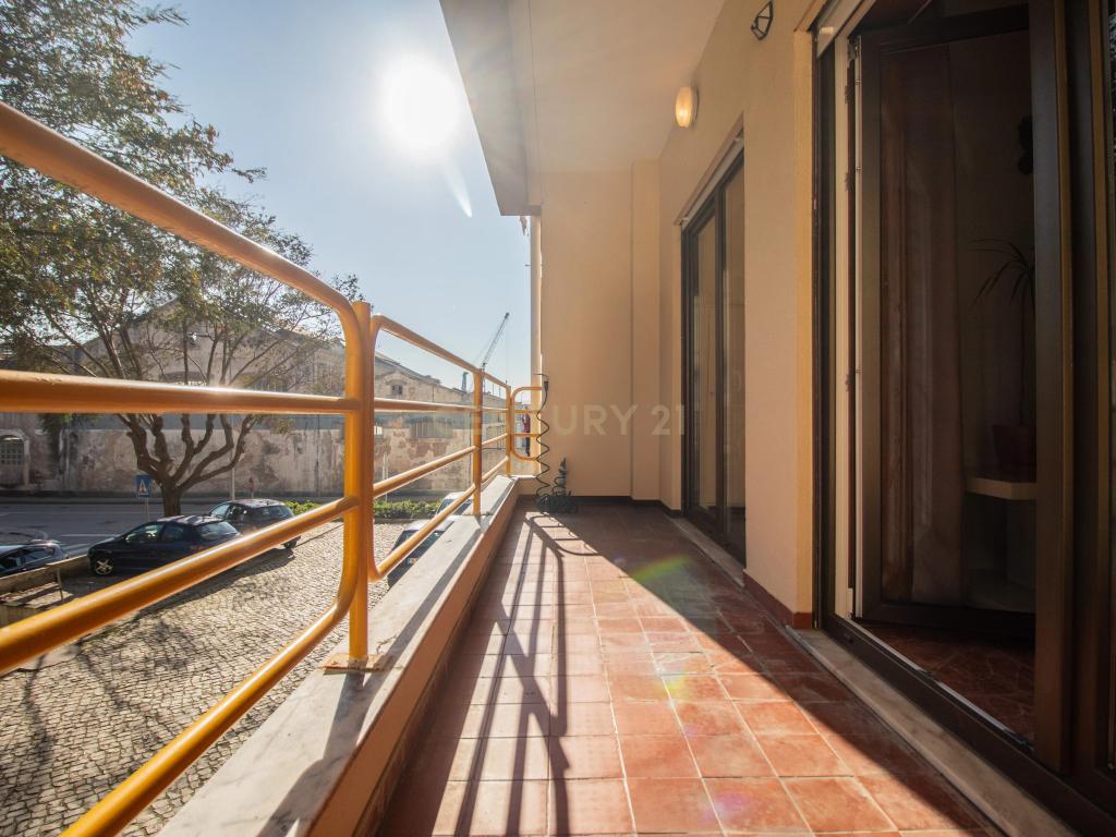 Apartamento T2 com varanda e elevador na Figueira da Foz - Image 21
