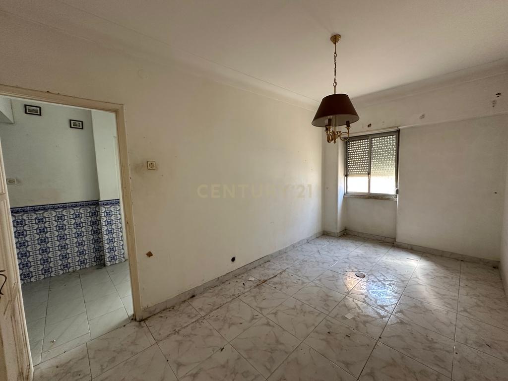 Apartamento T1 para Remodelação – Praça do Brasil, Setúbal - Image 8