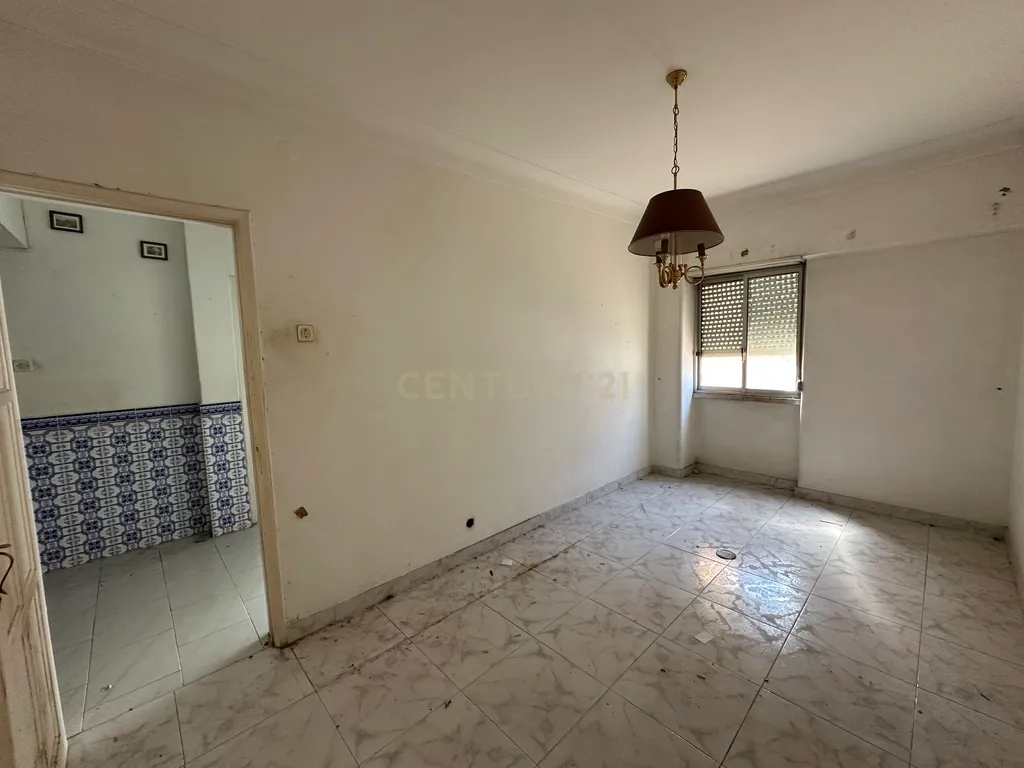 Apartamento T1 para Remodelação – Praça do Brasil, Setúbal - Image 8