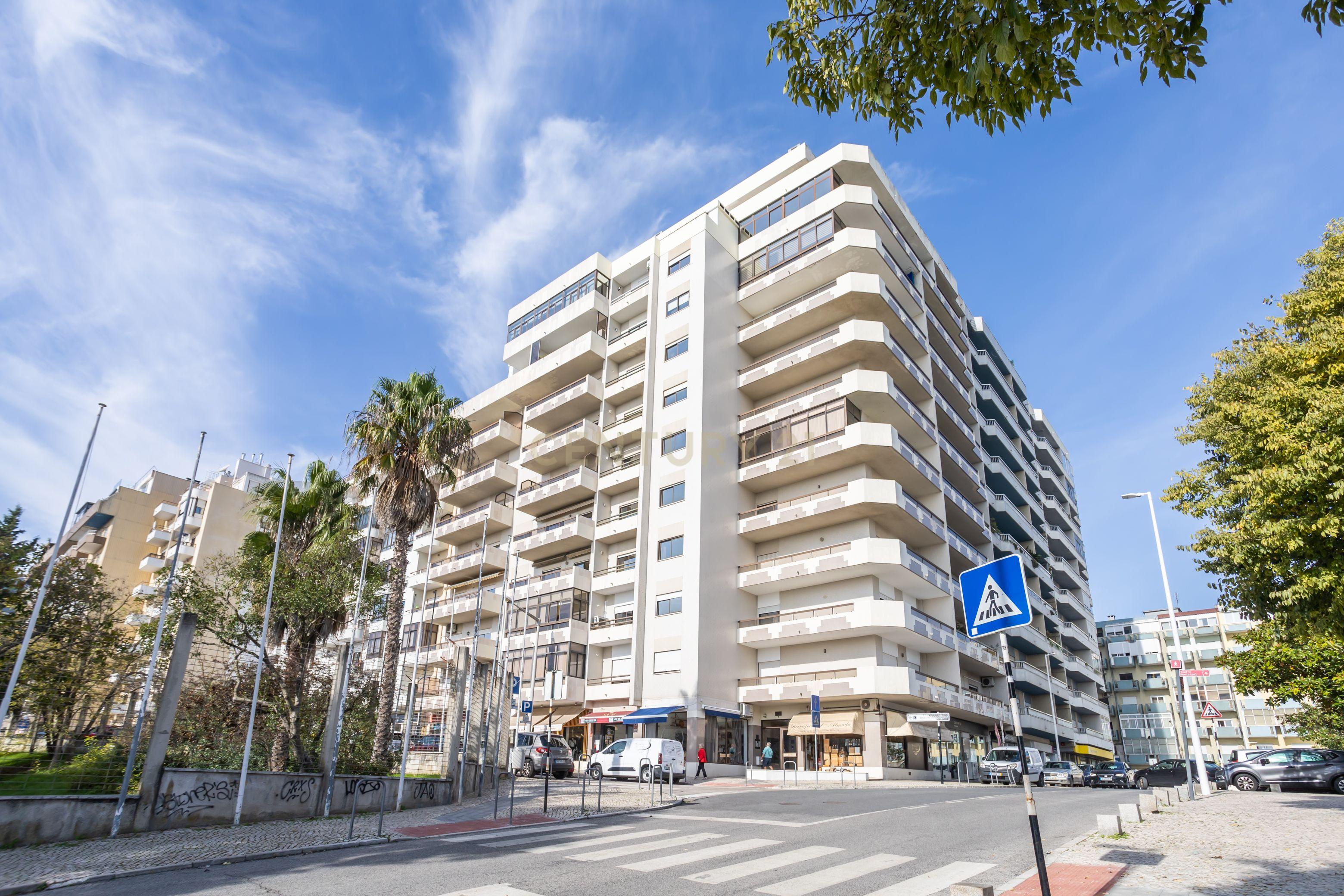 Apartamento T4, centro de Almada com terraço - Image 1