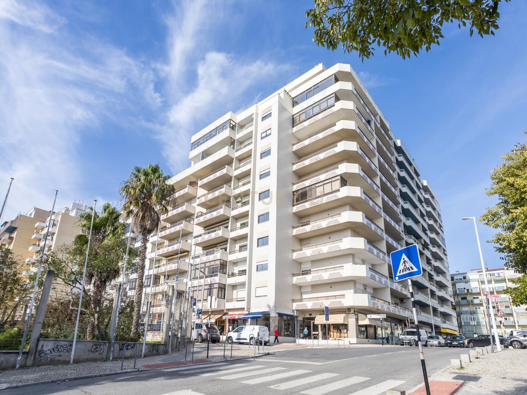 Apartamento T4, centro de Almada com terraço - Image 1
