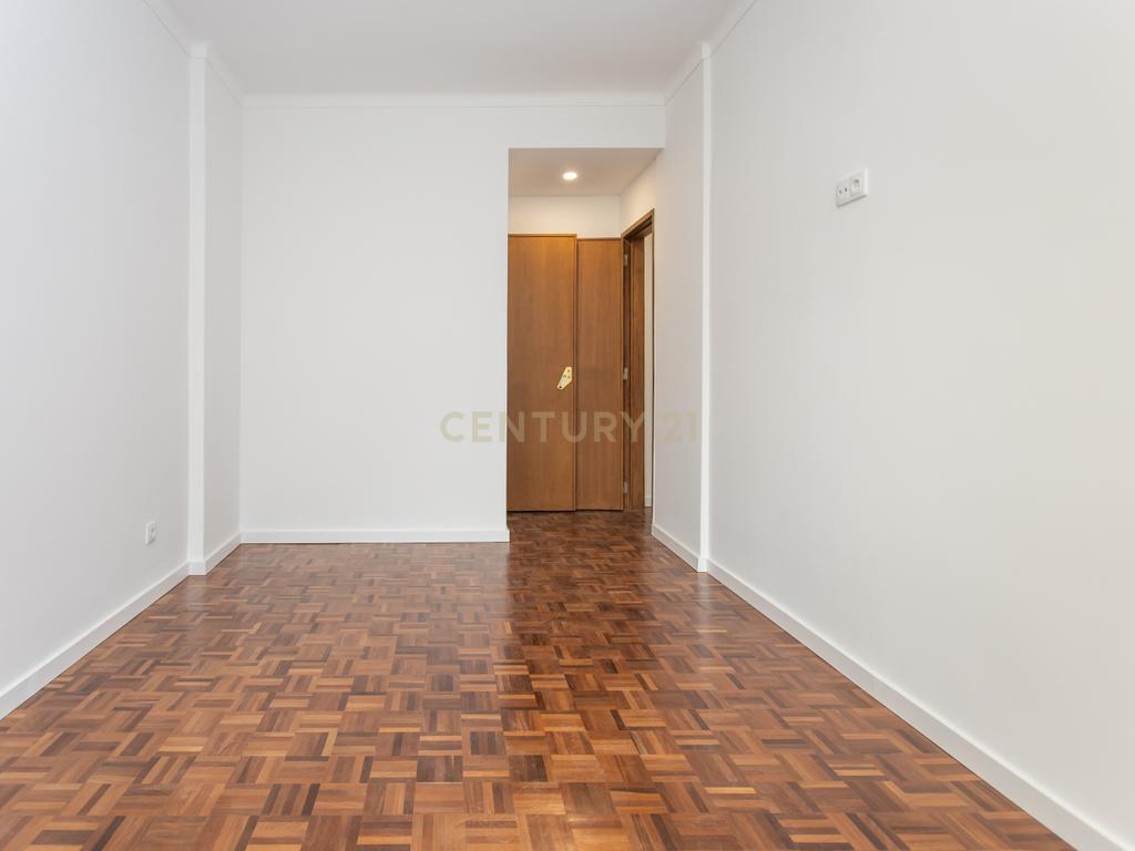 T3 transformado em T2 Remodelado com Elegância no Coração de Montalvão, Setúbal - Image 30