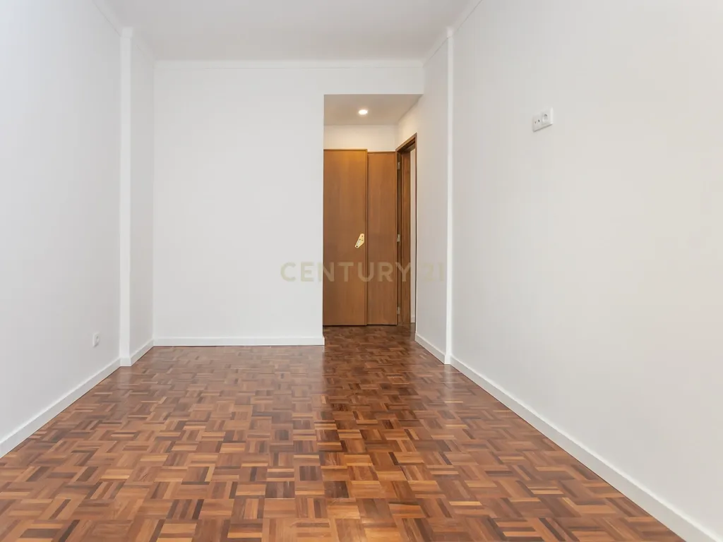 T3 transformado em T2 Remodelado com Elegância no Coração de Montalvão, Setúbal - Image 30