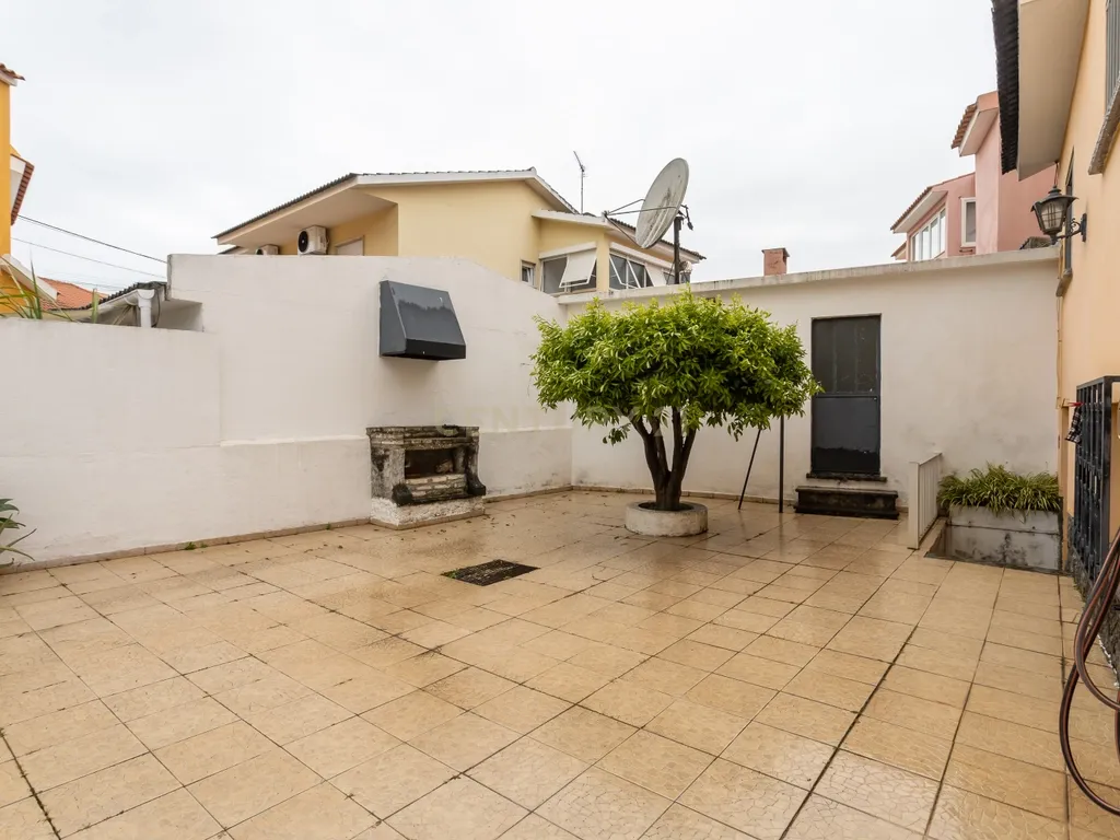 Moradia T5 com cave, garagem e espaço exterior na Madorna - Parede - Cascais - Image 7