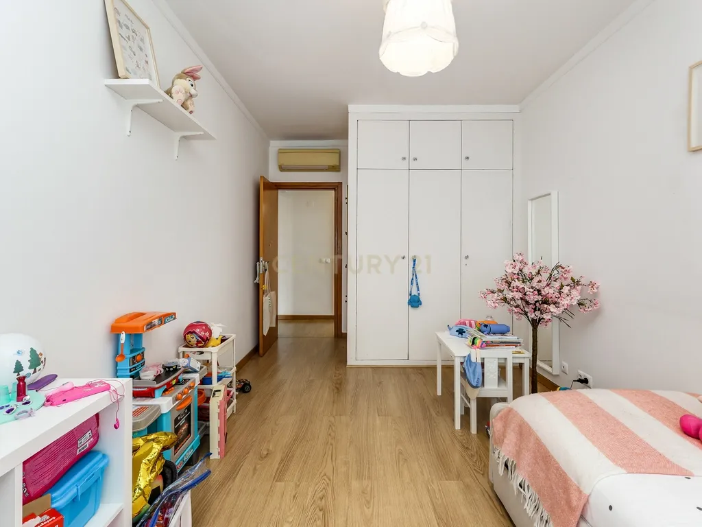 Apartamento T3 com lugar de garagem e arrecadação, situado em Benfica. - Image 15