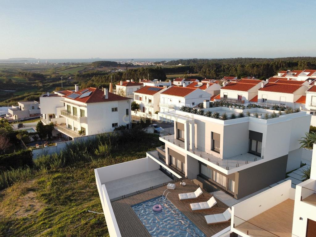 Moradia T4 de luxo com piscina aquecida e Rooftop na Urbanização Paraíso — Peniche - Image 21